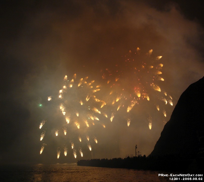 12301RoCrShRe - Canada's display, International Fireworks Competition, Montmorency Falls
